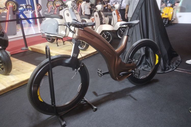 Sepeda listrik Reevo di IMOS 2022