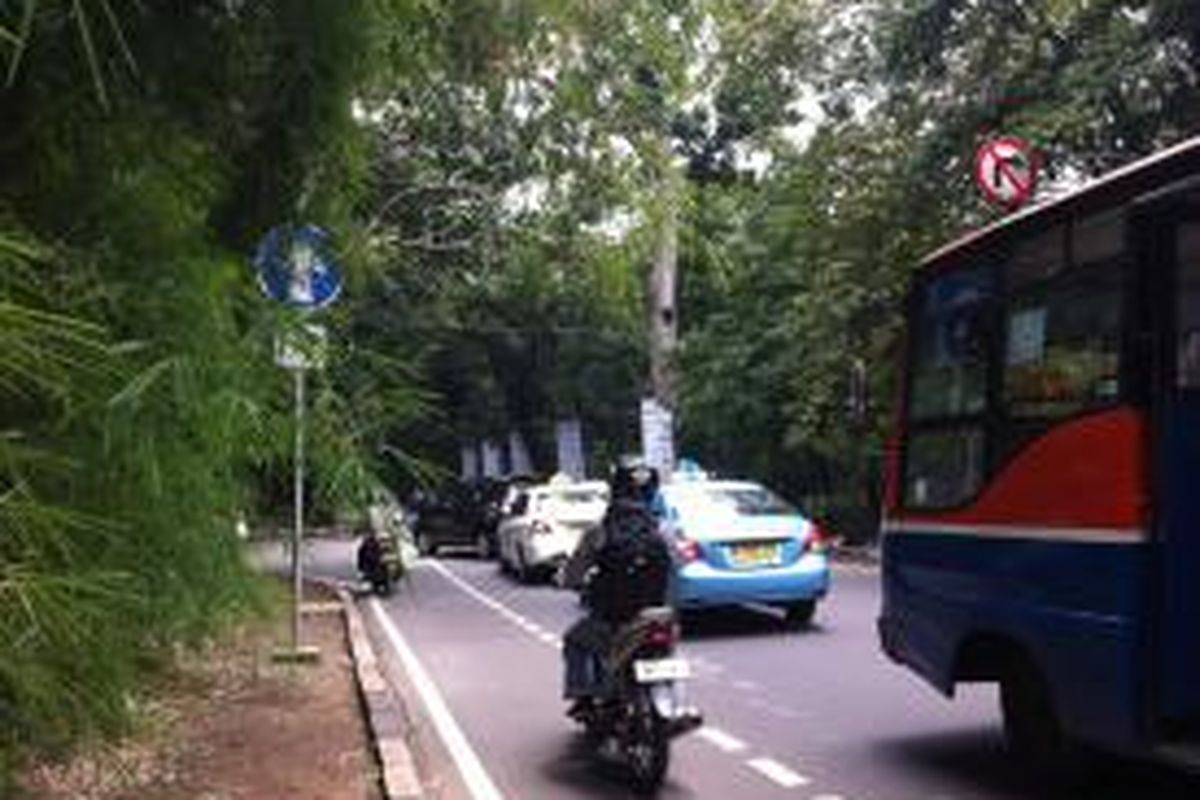 Jalur sepeda di Jalan Senopati, Kebayoran Baru, Jakarta Selatan, tampak dimanfaatkan sepeda motor. Gambar diambil Jumat (6/3/2015).