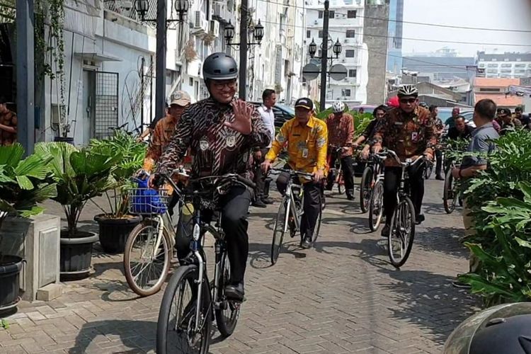 Gubernur DKI Jakarta Anies Baswedan bersepeda gunakan batik dari Balai Kota menuju Gajah Mada Food Street, Jakarta Barat, Rabu (2/10/2019).
