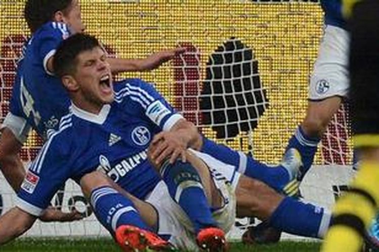 Penyerang Schalke, Klaas-Jan Huntelaar, mengalami cedera pada lutut kiri, pada laga Bundesliga melawan Borussia Dortmund, di Veltins Arena, Sabtu (9/3/2013). 