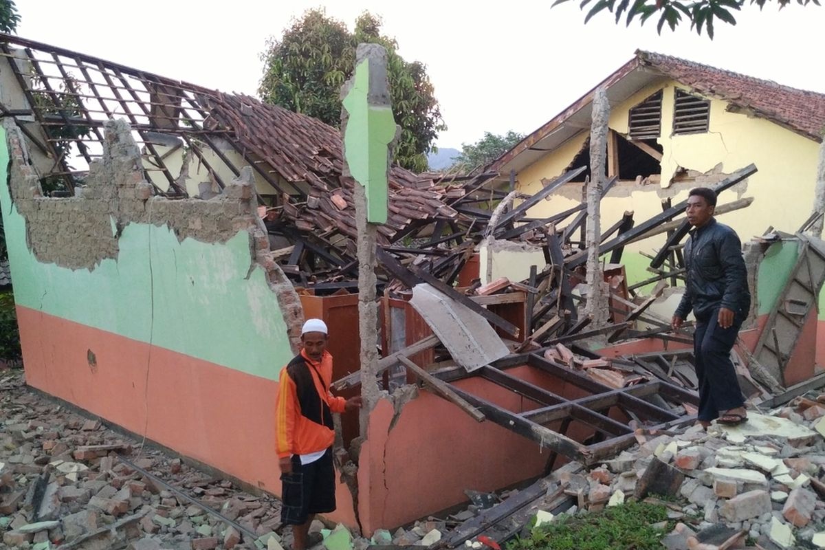 Dua warga melihat bangunan SDN Jayanegara ambruk di Desa/Kecamatan Kabandungan, Sukabumi, Jawa Barat, Rabu (11/3/2002)
