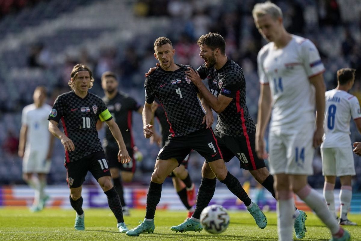 Ivan Perisic (tengah) setelah mencetak gol penyama kedudukan dalam pertandingan Grup D Euro 2020 Kroasia vs Ceko di Hampden Park, Glasgow, Skotlandia, Jumat (18/6/2021) malam WIB. 