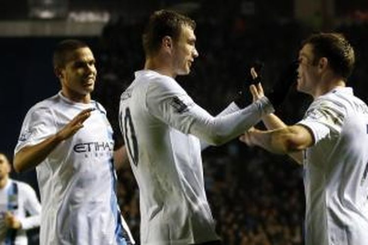 Dua pemain Manchester City, Edin Dzeko dan James Milner, merayakan gol ke gawang Leicester City, pada laga Piala Liga Inggris, di Stadion King Power, Rabu (18/12/2013) dini hari WIB.