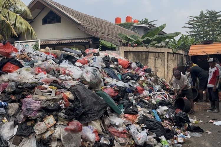 Sampah Menggunung Depan Sekolah hingga Tutupi Jalanan di Jakbar, Apa Penyebabnya?