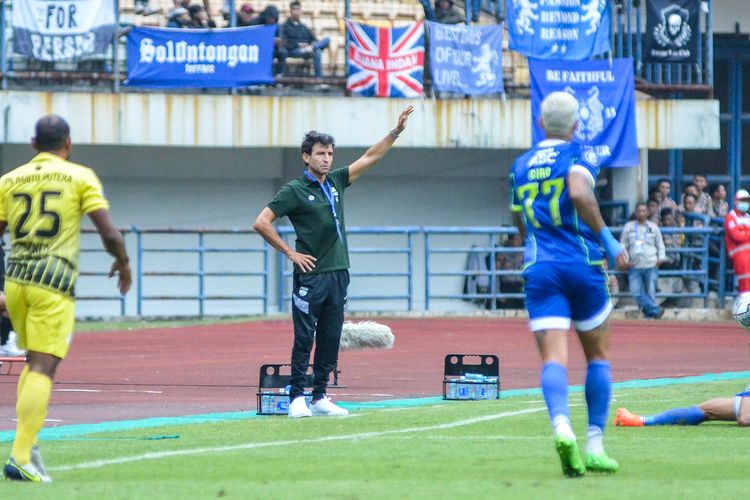 Pelatih Persib Bandung Luis Milla saat memberikan instruksi saat pertandingan Persib vs Barito Putera, Jumat (16/9/2022) di Stadion Gelora Bandung Lautan Api (GBLA) dalam pekan ke-10 Liga 1 2022-2023.