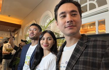 Ariel Tatum, Jerome Kurnia, dan Chicco Jerikho di konferensi pers film Perang Kota di Metropole, Cikini, Jakarta Pusat, Senin (24/3/2025). 