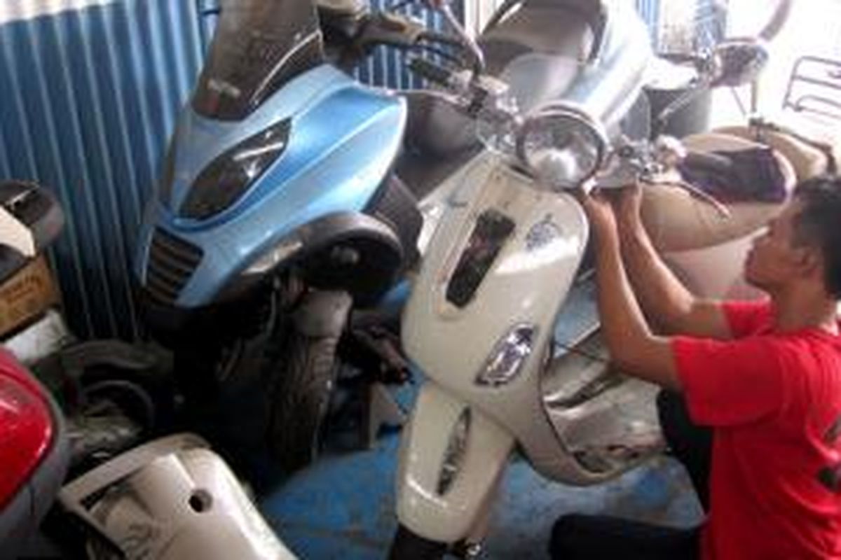 Ilusrasi pemasangan kabel rem belakang pada Vespa di Bengkel Scooter Layur.