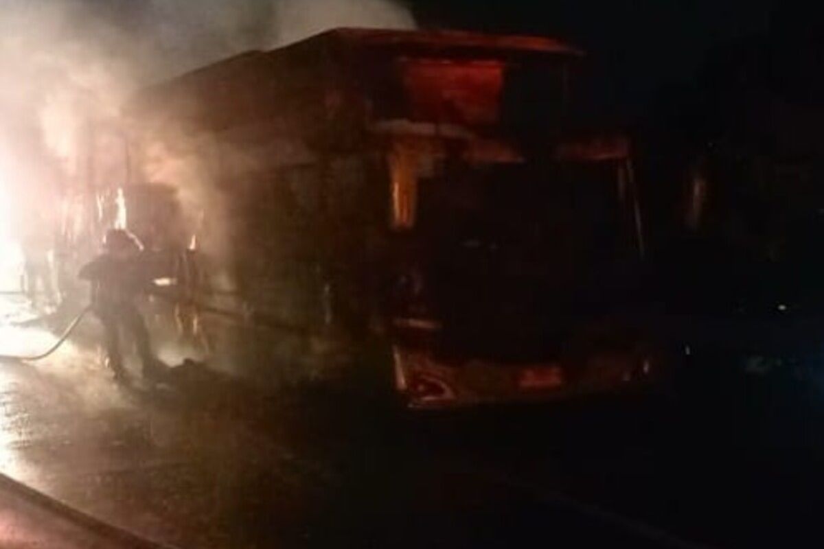 Kondisi bus Gunung Harta yang terbakar di Kilometer 685 + 500 Jalan Tol Jombang - Mojokerto, Senin (8/7/2024). 