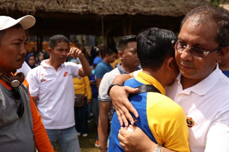 Isak tangis mewarnai family gathering seluruh staf SKPD Kota Makassar di Dusun Tokka Moncongloe, Kabupaten Maros. Para pegawai Pemkot Makassar itu sedih akan ditinggalkan oleh Mohammad Ramdhan Danny Pomanto yang akan berakhir masa jabatannya sebagai Wali Kota Makassar pada 8 Mei 2019 mendatang.