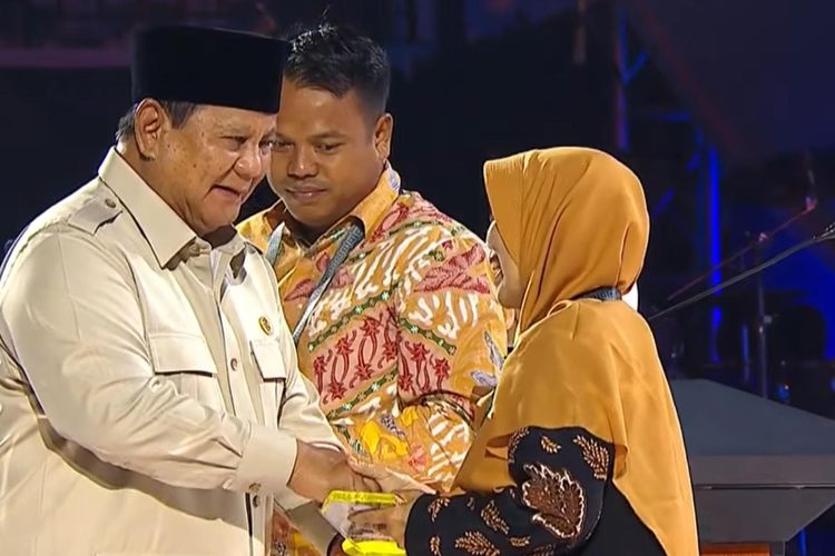 Presiden RI Prabowo Subianto memberikan penghargaan kepada guru dalam peringatan acara Hari Guru Nasional yang digelar di Indonesia Arena, kawasan GBK, Jakarta, Jumat (28/11/2025).