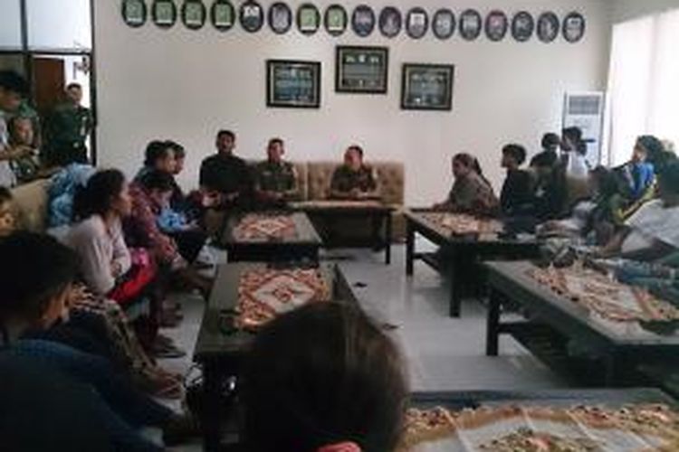 Puluhan ibu-ibu dan anaknya mendatangi kantor Korem 143/Holuoleo Kendari untuk meminta perlindungan menyusul aksi kekerasan antar warga di wilayahnya