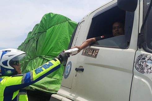 Aksi Humanis Polisi Bagi-bagi Nasi Bungkus ke Sopir yang Terjebak Macet di Jalur Pati-Rembang