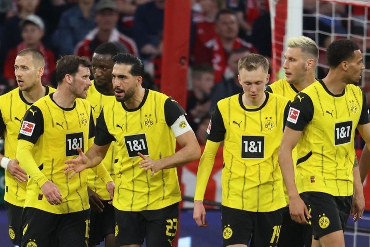 Para pemain Dortmund merayakan gol ke gawang Bayenr Muenchen pada laga lanjutan Bundesliga, Minggu (13/4) dini hari WIB.