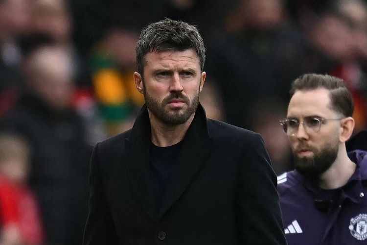 Pelatih interim Manchester United, Michael Carrick (kiri), berjalan keluar lapangan pada awal pertandingan Liga Inggris antara Manchester United dan Fulham di Old Trafford, Manchester, barat laut Inggris, pada 1 Februari 2026.
