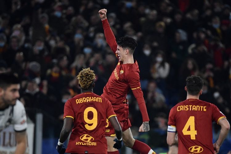 Bek Roma Roger Ibanez (atas) berselebrasi setelah mencetak gol kedua timnya pada laga Serie A Liga Italia AS Roma vs Spezia pada 13 Desember 2021 di Stadion Olimpico di Roma.