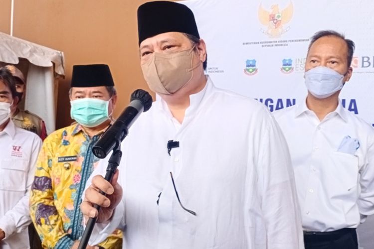 Menteri Koordinator Bidang Perekonomian Airlangga Hartarto saat mengunjungi pabrik pengolahan kulit di kawasan Industri Kulit Sukaregang, Kamis (21/04/2022)