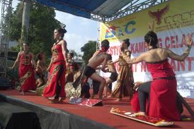 Salah satu tari yang ditampilkan dalam acara pembukaan Festival Kampung Celaket ke III Malang, Jawa Timur bertema 