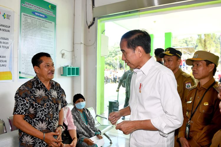 Presiden Joko Widodo saat meninjau Rumah Sakit Umum Daerah (RSUD) Kondosapata di Kabupaten Mamasa, Provinsi Sulawesi Barat, Selasa (23/4/2024).
