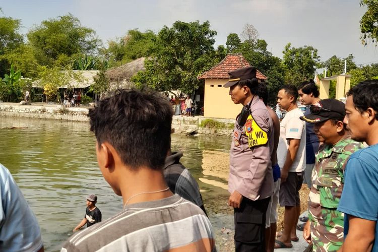 Pencarian terhadap jasad korban yang tenggelam di telaga Dusun Kruwul, Desa Sukoanyar, Kecamatan Turi, Lamongan, Jawa Timur.