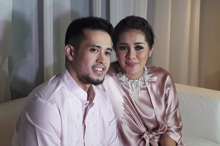 Pasangan suami istri Muhammad Aufar Hutapea dan Olla Ramlan diabadikan di rumahnya di Nava Park, Lancewood, BSD City, Tangerang, Selasa (20/6/2017). 