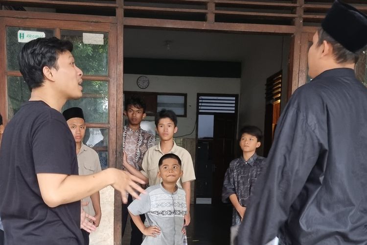 Lukman Hakim bersama anaknya berkunjung ke panti asuhan yang membesarkan selama tujuh tahun sejak kelas 6 Sekolah Dasar hingga lulus SMK.