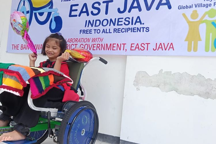 Nuri adalah salah satu anak berkebutuhan khusus yang mendapat bantuan kursi roda dari Yayasan Global Village Foundation.