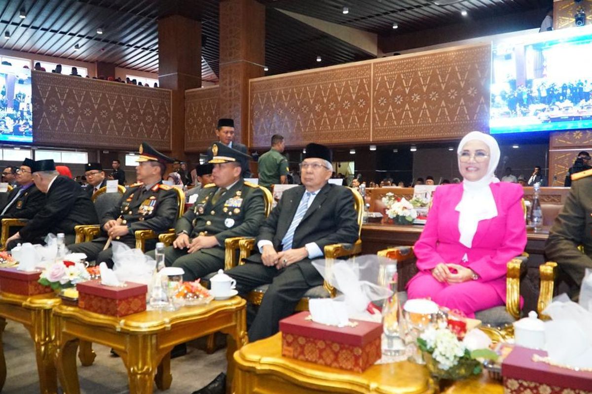 Wakil Gubernur Sumatera Selatan (Sumsel) H Mawardi Yahya bersama jajaran Forum Komunikasi Pimpinan Daerah (Forkopimda), serta pejabat eksekutif dan legislatif Sumsel mendengarkan pidato kenegaraan Presiden Joko Widodo (Jokowi) melalui layar lebar di ruang Sidang Paripurna Dewan Perwakilan Rakyat Daerah (DPRD) Provinsi Sumsel, Rabu (16/8/2023). 