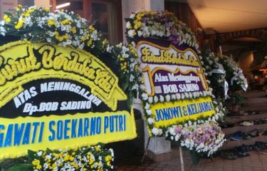 Suasana rumah pengusaha Bob Sadino di Jalan Lebak Bulus PDK, Cireundeu, Jakarta Selatan, Selasa (20/1/2015). Nampak karangan bunga dari Presiden RI Joko Widodo dan Ketua Umum PDI Perjuangan Megawati Soekarno Putri