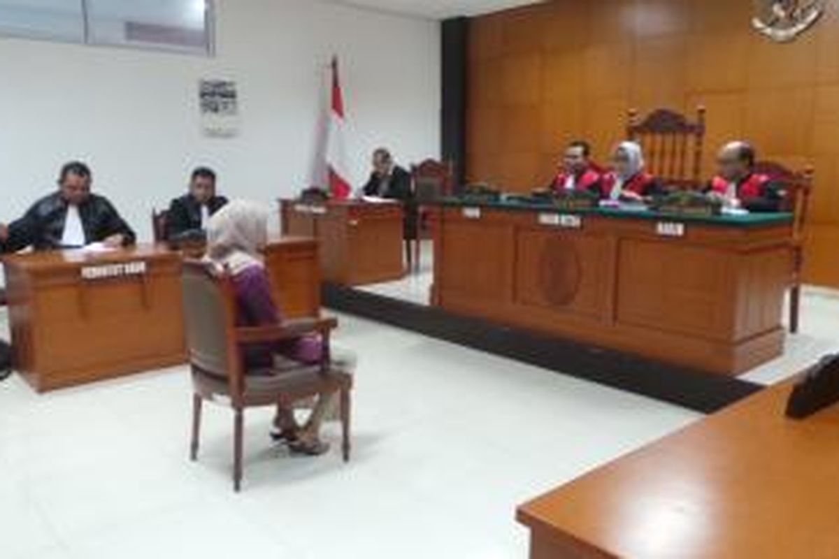 Pelaku cekcok masalah sampah, Yayan Nurhayati di persidangan di Pengadilan Negeri Jakarta Timur. Kamis (27/2/2014).