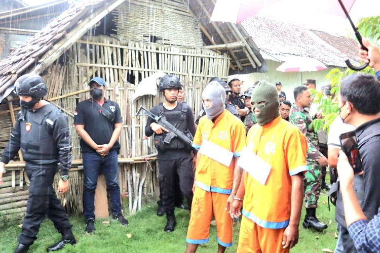 Sukar dan Andi Wiyantono saat lakukan rekonstruksi aksi pencurian di Lumajang, Senin (18/3/2024).