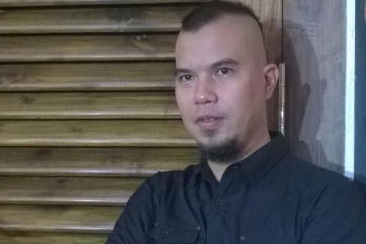 Ahmad Dhani diabadikan setelah mengadakan jumpa pers di kediamannya, Pondok Indah, Jakarta Selatan, Minggu (17/1/2016), terkait tweet-nya mengenai ISIS.