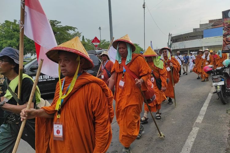 Perjalanan Sunyi 16 Biksu Thudong di Demak, Menebar Damai di Tengah Perbedaan