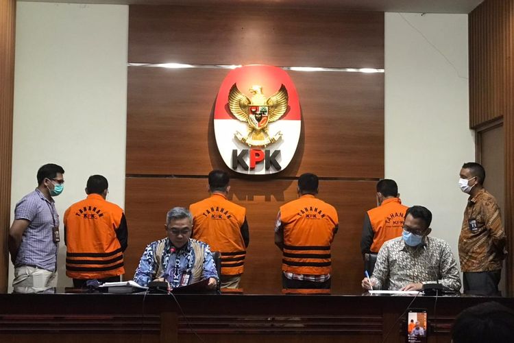 Komisi Pemberantasan Korupsi (KPK) menetapkan empat orang mantan anggota DPRD Jambi  periode 2014-2019 sebagai tersangka dalam perkara suap terhadap anggota DPRD Jambi terkait pengesahan RAPBD Provinsi Jambi Tahun Anggaran 2017-2018 pada Kamis (17/6/2021).