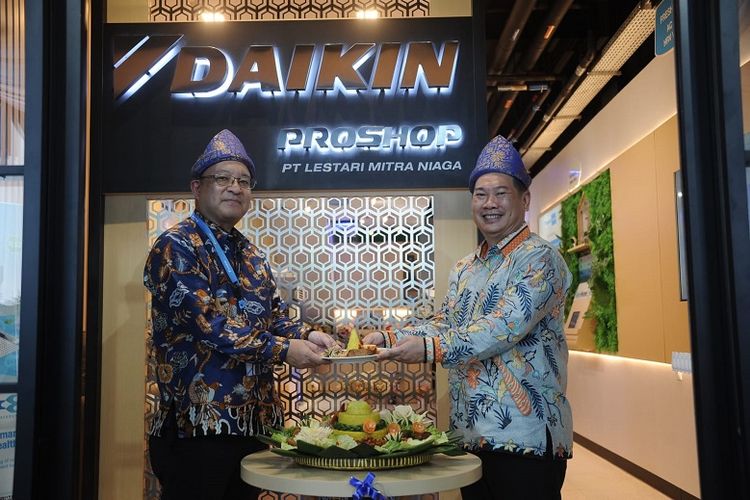 Peresmian Proshop Daikin Palembang juga ditandai dengan pemotongan tumpeng.