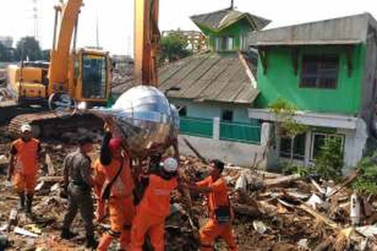 Masjid Al Mubarrokah di Kalijodo, wilayah Jakarta Barat dibongkar. Selasa (1/3/2016)