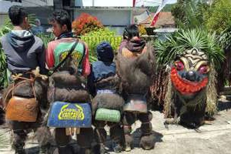 Warga Desa Sukamantri, Kecamatan Sukamantri, Kabupaten Ciamis, Jawa Barat, menggelar festival kolotok, Selasa (20/12/2016), untuk melestarikan seni tradisional bebegig. Kolotok adalah alat musik penanda hewan yang biasa digantungkan di leher hewan ternak. Alat ini untuk menandai keberadaan hewan ternak saat digembalakan.