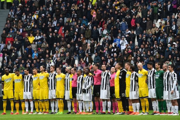 Para pemain Juventus dan Udinese mengheningkan cipta sejenak untuk mengenang mendiang Davide Astori jelang pertandingan Serie A di Stadion Allianz, Minggu (11/3/2018).