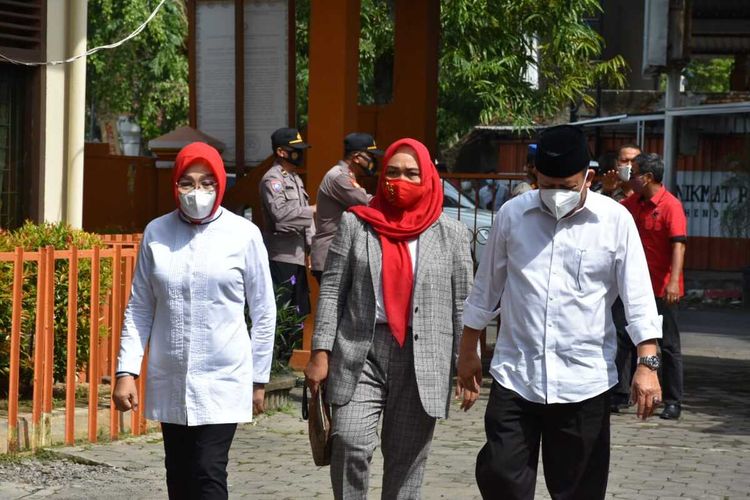 Pasangan calon Bupati dan Wakil Bupati Grobogan terpilih, Sri Sumarni dan Bambang Pujiyanto menghadiru rapat pleno terbuka di Kantor KPU Grobogan, Kamis (21/1/2021).  