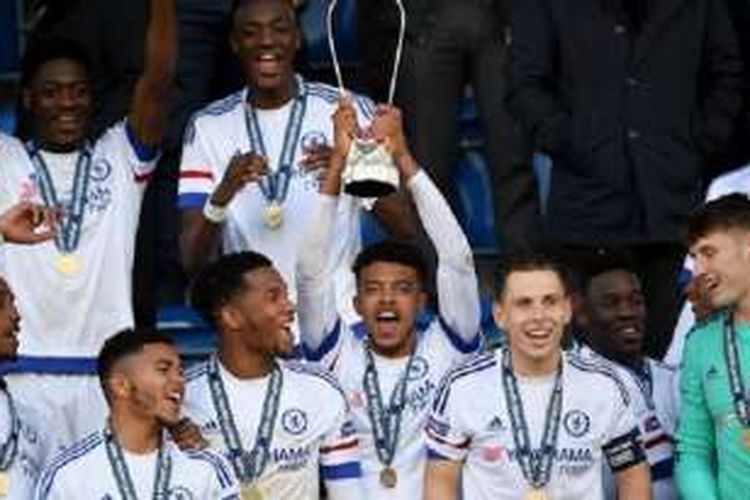 Para pemain yunior Chelsea mengangkat trofi UEFA Youth League setelah mengalahkan Paris Saint-Germain pada laga final di Colovray Sports Centre, Nyon, Swiss, Senin (18/04/2016).