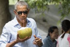 Santai, Obama Minum Air Kelapa Muda di Tepian Mekong