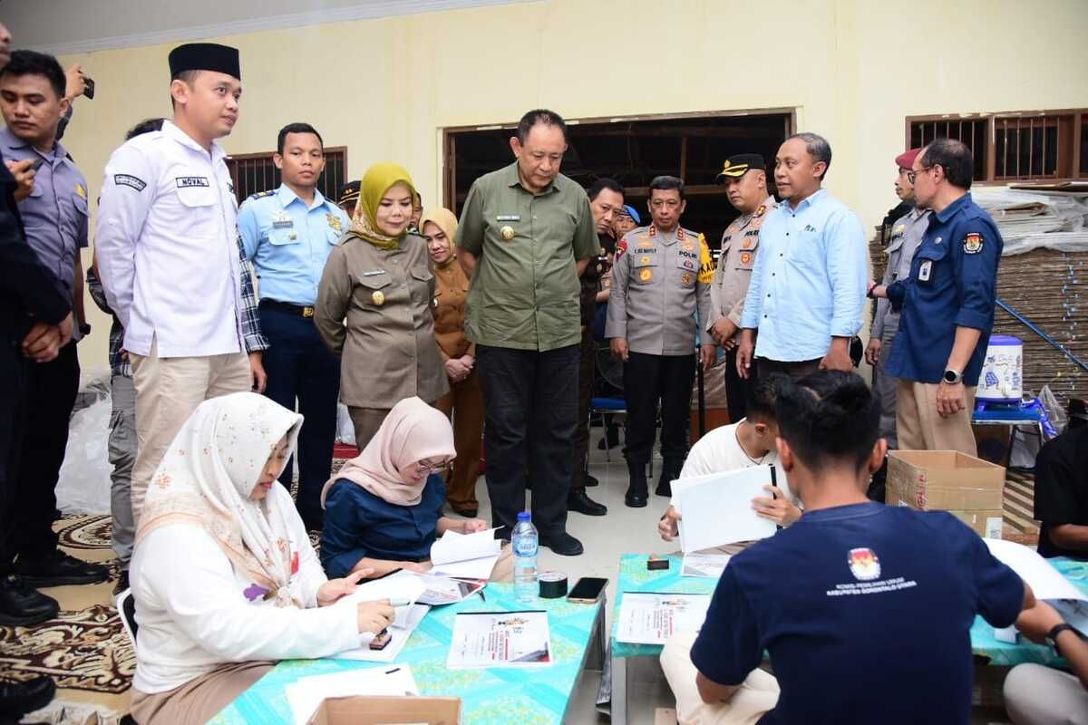 Gubernur Gorontalo Gusnar Ismail didampingi Wakil Gubernur Idah Syahidah Rusli Habibie dan Forkopimda Gorontalo saat meninjau kesiapan logistik PSU Pilkada di kantor KPU Gorontalo Utara.