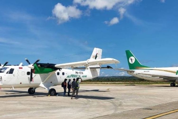 pesawat Rimbun Air PK-OTW (sebelah kiri foto berbaling-baling)