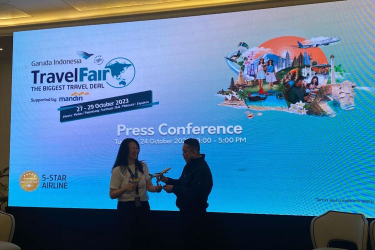 SVP Credit Cards Bank Mandiri, Erin Young (kiri) dan Vice President Corporate & Channel Garuda Indonesia, Arsena Permasadhie, dalam konferensi pers Garuda Indonesia Travel Fair (GATF 2023) di Jakarta, Selasa (24/10/2023).