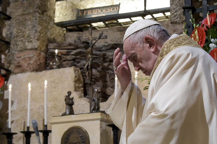 Paus Fransiskus merayakan Misa di ruang bawah tanah Basilika Santo Fransiskus, di Assisi, Italia, Sabtu, 3 Oktober 2020. 