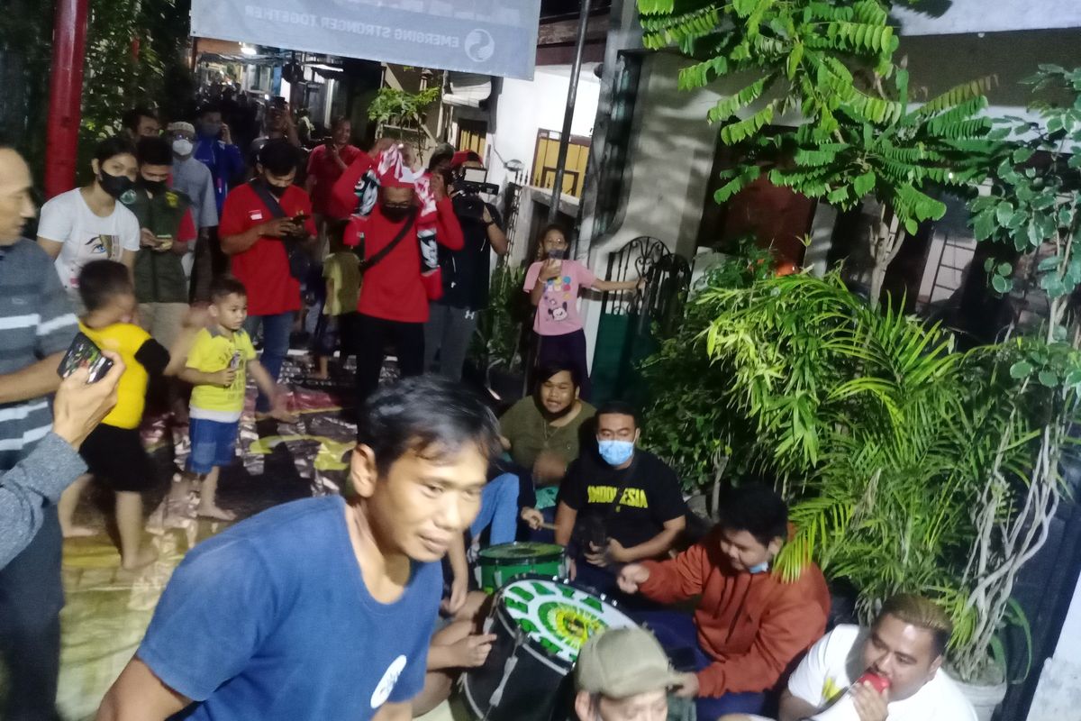Keluarga bek Timnas Indonesia Rizky Ridho Ramadhani dan warga setempat menggelar nonton bareng dengan menggunakan layar proyektor di Simo Gunung Kramat Barat Gang 1 Nomor 2A, Kelurahan Putat Jaya, Kecamatan Sawahan, Surabaya, Jawa Timur, Rabu (29/12/2021) malam.