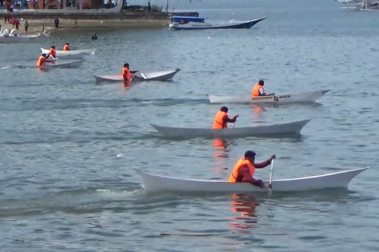 Puluhan Perahu Tradisional Mandar Ikuti Lomba Balap Perahu Sampan Atau Lepa-Lepa dalam Rangka Menyemarakkan Hut RI-77. *** Local Caption *** Puluhan Perahu Tradisional Mandar Ikuti Lomba Balap Perahu Sampan Atau Lepa-Lepa dalam Rangka Menyemarakkan Hut RI-77.