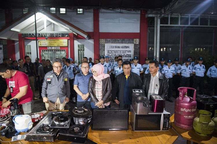 Dirjen Pemasyarakatan Kementerian Hukum dan HAM Sri Puguh Budi Utami (tengah) bersama jajarannya menunjukan barang-barang sitaan hasil sidak di Lapas Sukamiskin, Bandung, Jawa Barat, Minggu (22/7/2018). Kementerian Hukum dan HAM serentak melakukan sidak barang-barang mewah atau elektronik yang dimiliki warga binaan lapas dan rutan seluruh Indonesia.