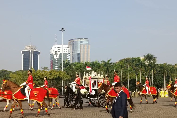 Warga antusias menyambut kirab bendera pusaka merah putih di kawasan Monas, Jakarta Pusat, Kamis (17/8/2023).