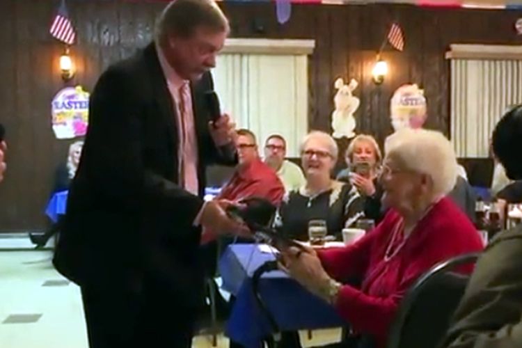 Margaret Milewski (duduk) saat menerima Kunci Dupont sebuah penghargaan dalam peringatan 100 tahun Kota Dupont. 