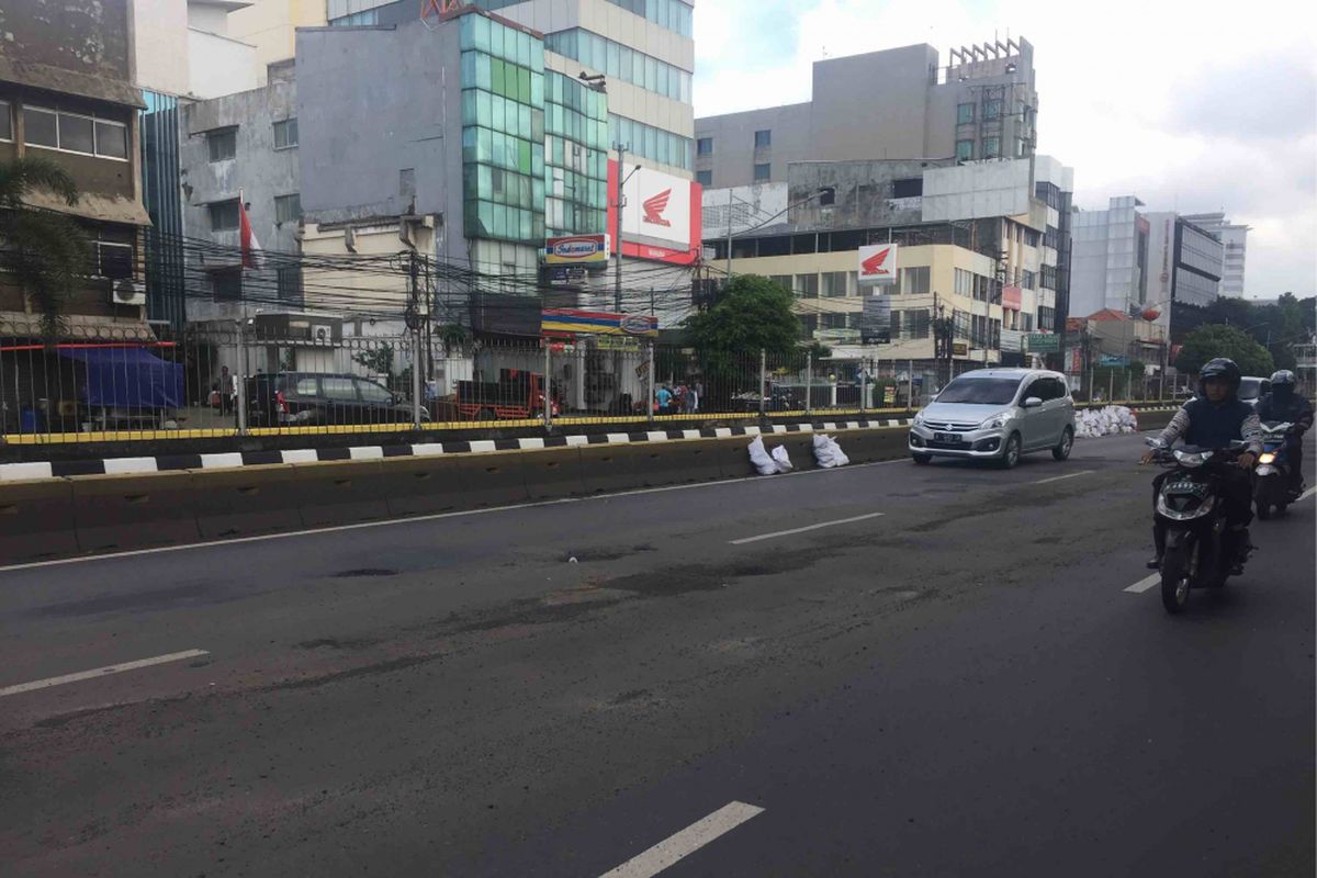 Jalan Gunung Sahari di Jakarta Pusat sepanjang 250 meter rusak dan berlubang.  Pantauan Kompas.com di lokasi, jalan rusak dan berlubang itu membuat sejumlah pengendara roda dua dan empat kesulitan melintas. Adapun kerusakan sudah terlihat di simpang empat Gunung Sahari. Kerusakan paling parah berada di depan KPP Pratama Sawah Besar. Di depan gedung KPP itu tampak lubang  berdiameter 10 sentimeter dengan kedalaman sekitar 5 sentimeter, Selasa (29/1/2019).